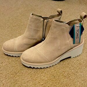 Tom’s  khaki suede boot